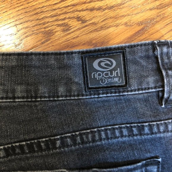 RIP CURL Denim SHORT SHORTS Low Rise Cut Off Embroidered Distressed Women SIZE 9 - Picture 10 of 10